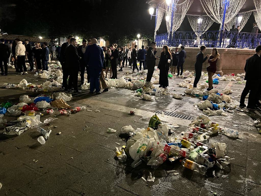 Un año más, los jóvenes volvieron a citarse esta Nochevieja en la Plaza Pombo de Santander. 