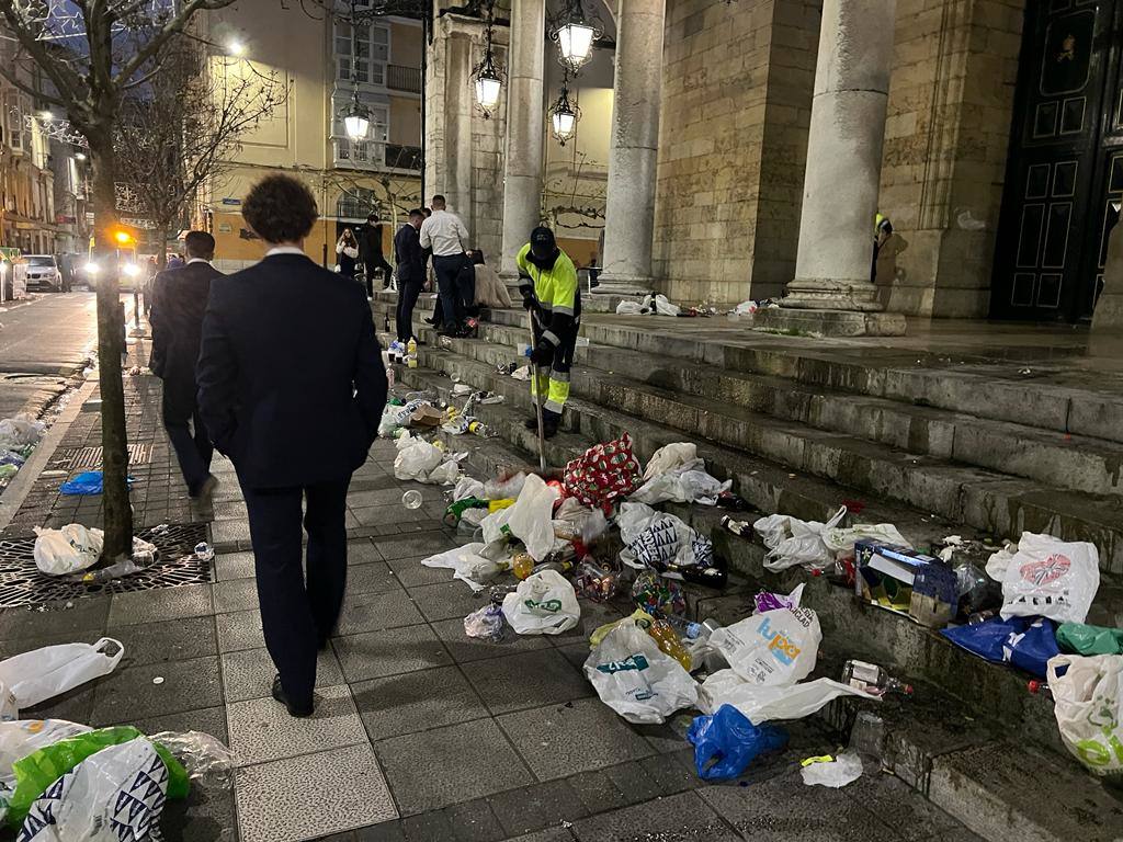 Algunos jóvenes vuelven a casa mientras los operarios de limpieza, desde primera hora del día recogen la basura. 