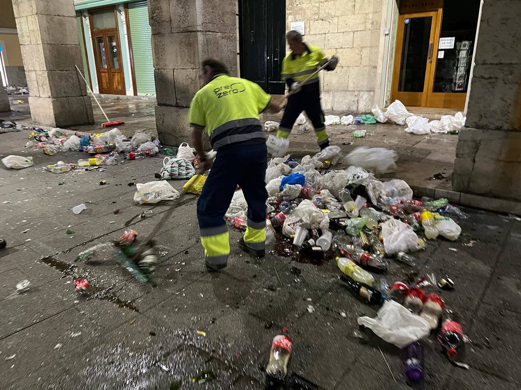 Bolsas, plásticos, restos de comida... así ha amanecido esta mañana la Plaza Pombo.