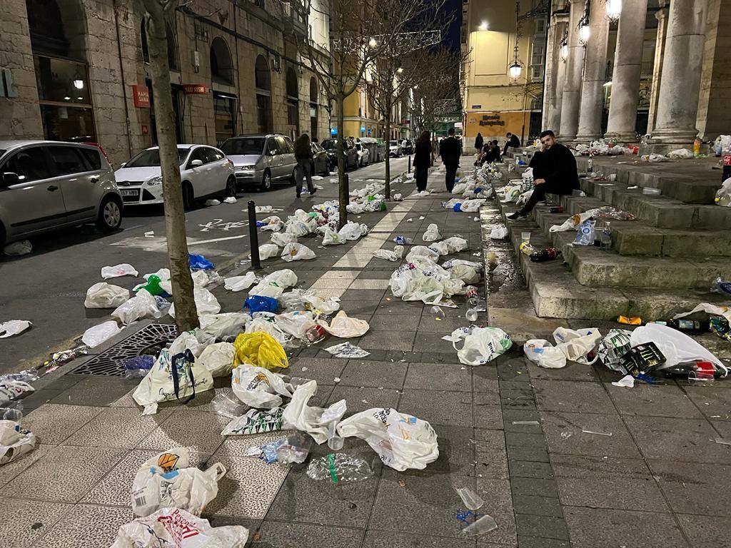 Aspecto de la entrada a la iglesia de Santa Lucía esta mañana. 