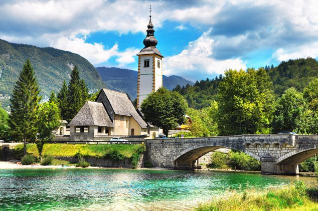 10. Bohinj, Eslovenia. A tan solo una hora en coche de la capital, Liubliana, se localiza este impresionante lago natural permanente, el más grande de Eslovenia.