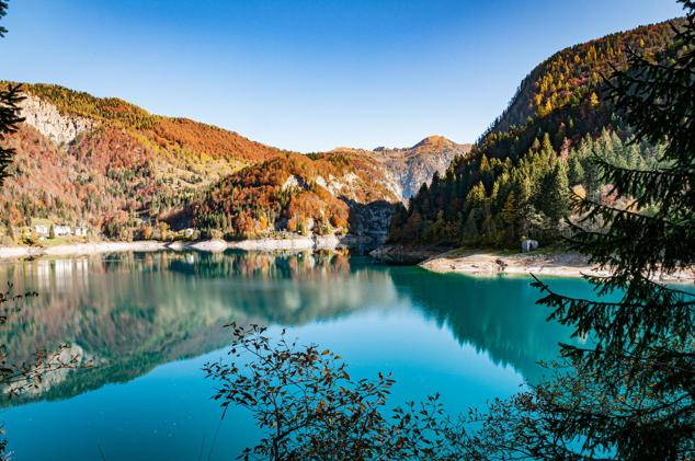 17. Sauris-Zahre, Italia. La "Perla Alpina", rodeada de pastos alpinos y tierras de pastoreo, se encuentra entre 1000 y 1400 metros de altitud sobre el nivel del mar. Las particulares condiciones ambientales y las dificultades de vinculación con otros pueblos han permitido guardar las tradiciones gastronómicas y las fiestas religiosas y populares.