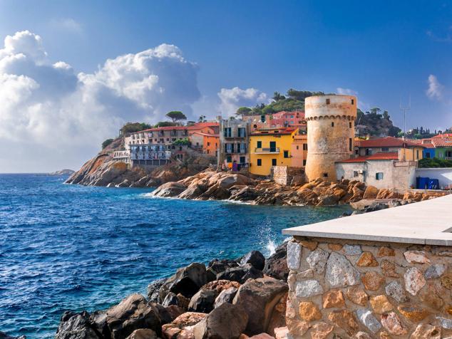 18. Isla del Giglio, Italia. En la costa toscana, esta isla de 21 kilómetros cuadrados ofrece un clima templado, un mar maravilloso alrededor, un paraíso para los buceadores y una gran vewgetación mediterránea.