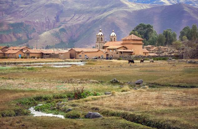 25. Raqchi, Perú. Este particular pueblo está ubicado entre tres volcanes extintos, Entre los atractivos culturales y naturales de Raqchi se encuentran el Parque Arqueológico de Raqchi, el Festival Folclórico, la Cerámica de Raqchi, el Volcán Kinsa Chata y la Laguna Kinsa Cocha.