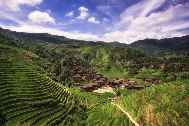 5. Dazhai, China. Es una aldea de la comunidad yao, na minoría china que se distingue por las chaquetas bordadas tradicionales que llevan las mujeres y sus largas melenas recogidas alrededor de la cabeza. Se caracteriza por conservar un ambiente tradicional.