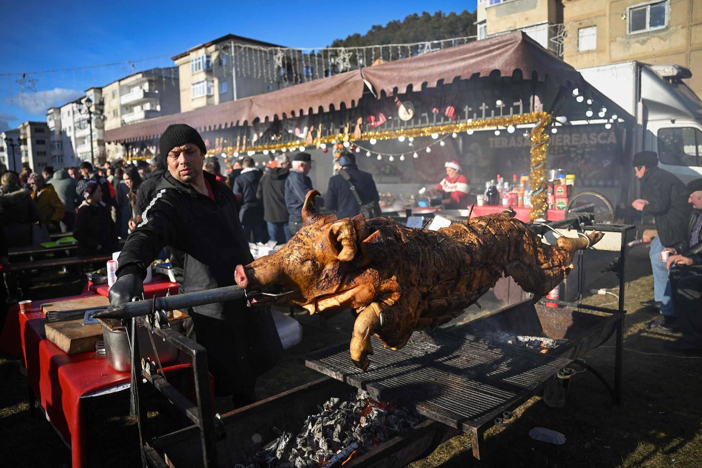 En Comanesti, una ciudad del noreste de Rumanía, y en otras localidades de este país del este de Europa se celebran estos desfiles cada año entre Navidad y Año Nuevo para ahuyentar los malos espíritus.