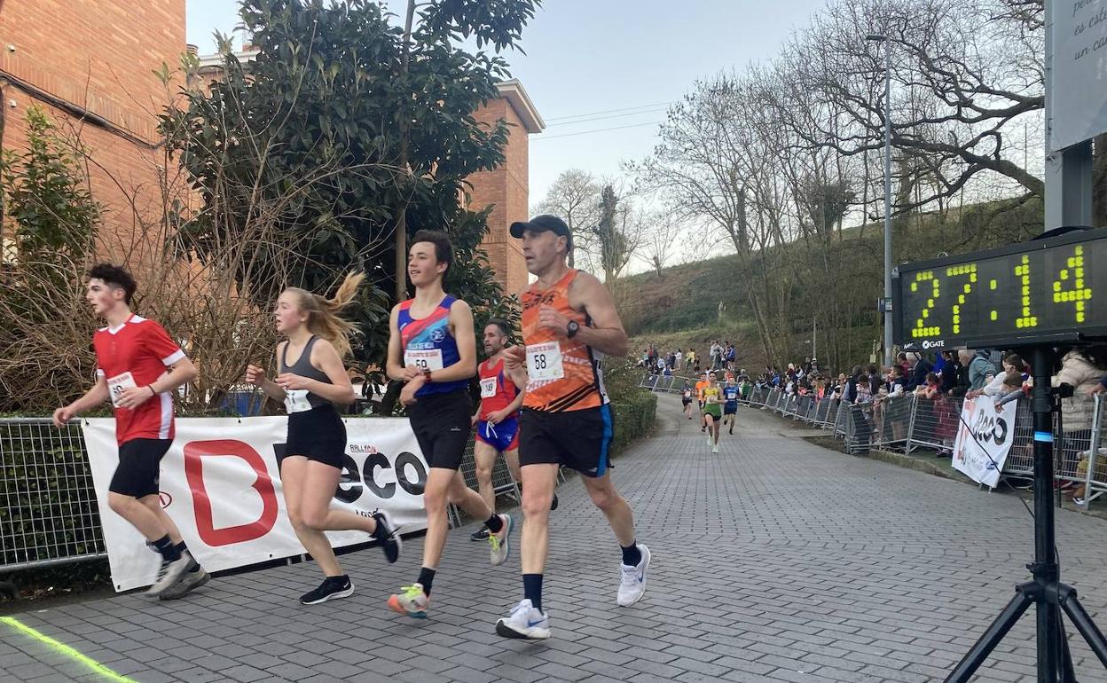 Llegada a meta de participantes en la San Silvestre de Gama.