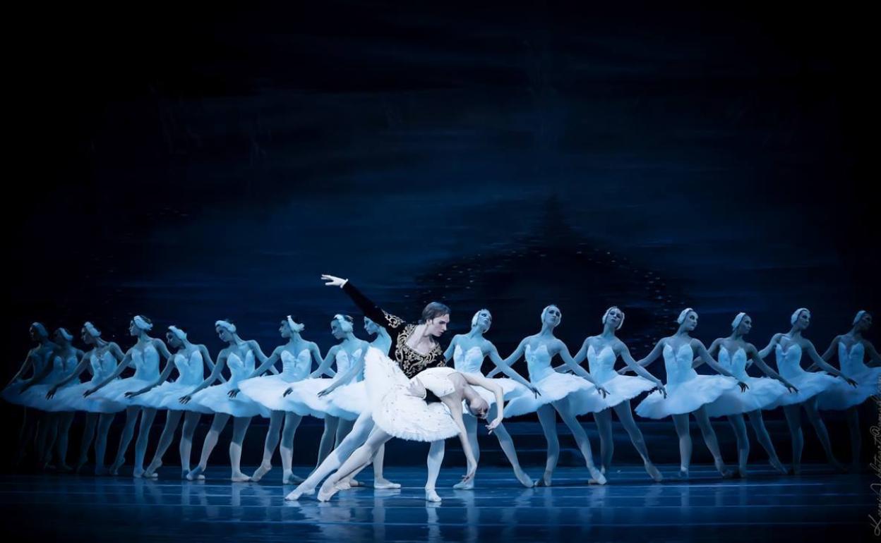 Una de las escenas de 'El lago de los cisnes' que interpretará el sábado, en la Sala Argenta, el Ballet de Kiev. P. F.