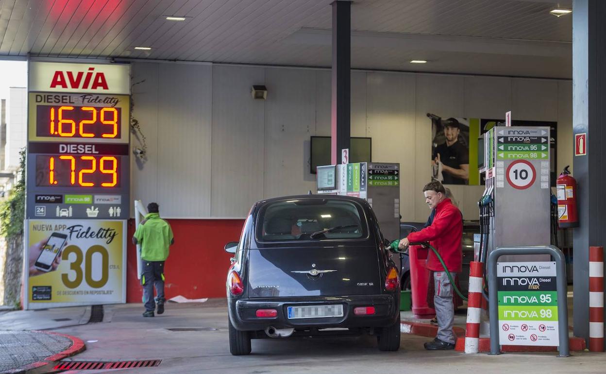 Un operario llena el depósito de un coche en la gasolinera de Valdecilla. 