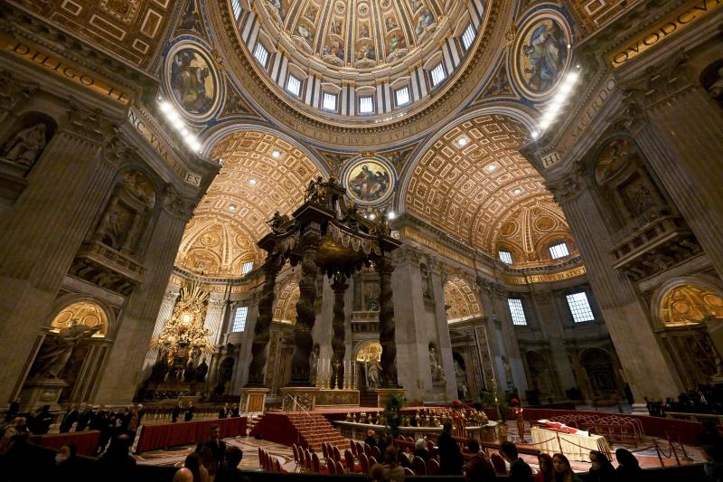 Impresionante aspecto de la capilla ardiente de Benedicto XVI delante del baldaquino de la Basílica de San Pedro. 