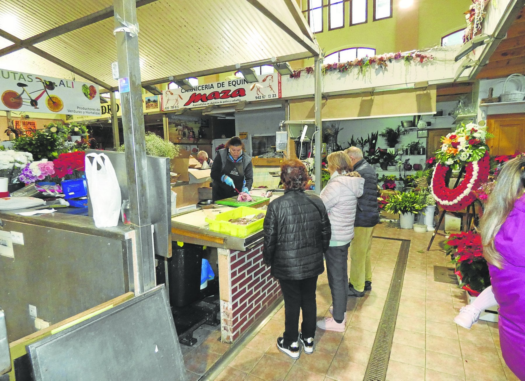 Vista del interior del Mercado de Abastos en el que la pescadería, la floristería y las fruterías siguen activas. 