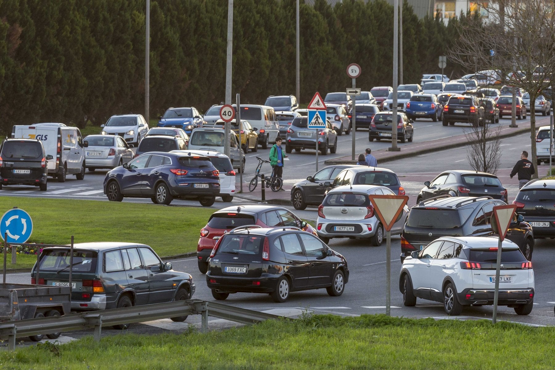 Imagen de las colas y retenciones que se generaron, ayer, en las diferentes vías de acceso a El Corte Inglés de Santander. 