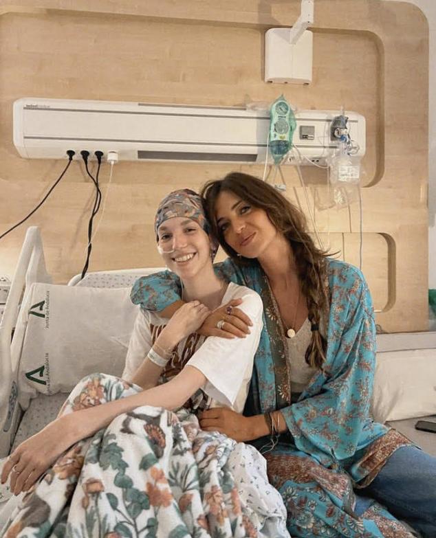 Con Sara Carbonero en su visita al hospital cuando Elena estaba ingresada