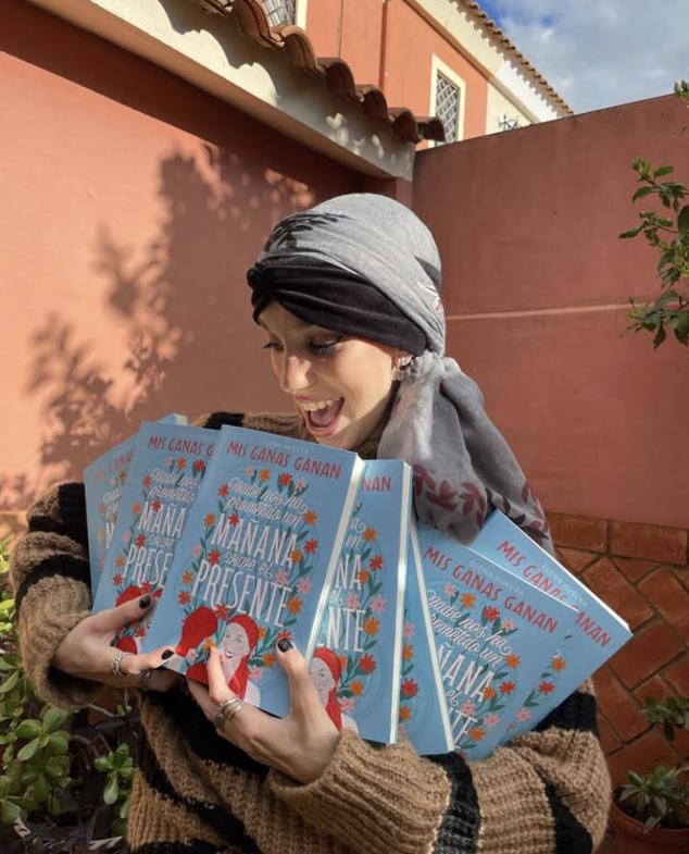 Posando con los ejemplares de su libro: "Mis ganas ganan. Nadie nos ha prometido un mañana, vive el presente".