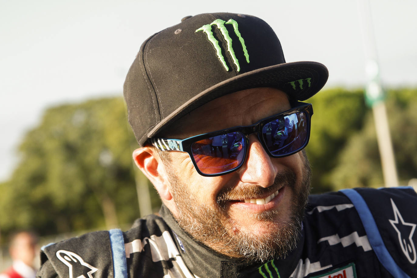 El piloto profesional de rallies Ken Block, que se convirtió en toda una sensación en Youtube con sus atrevidas acrobacias al volante, ha muerto a los 55 años en un accidente con su moto de nieve. Así ha comunicado su equipo, Hoonigan Racing, el fatal siniestro ocurrió en el condado de Wasatch (Utah) tras ver cómo Block subía por una pendiente empinada y, tras volcar, su cuerpo quedaba debajo de la moto. «El Sr. Block viajaba con un grupo pero estaba solo cuando ocurrió el accidente», explica el comunicado la policía local.