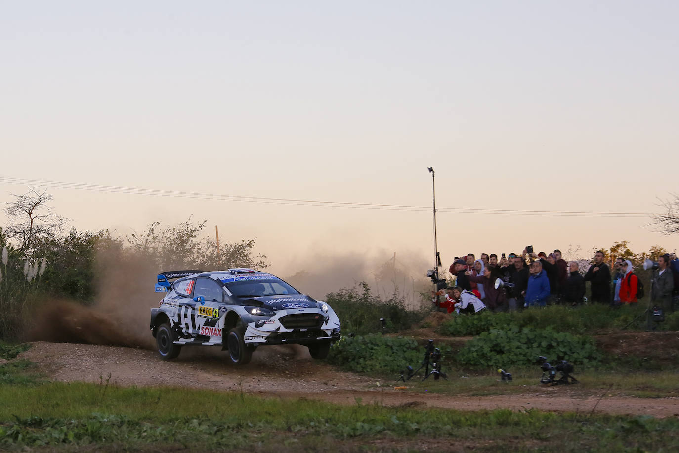 El piloto profesional de rallies Ken Block, que se convirtió en toda una sensación en Youtube con sus atrevidas acrobacias al volante, ha muerto a los 55 años en un accidente con su moto de nieve. Así ha comunicado su equipo, Hoonigan Racing, el fatal siniestro ocurrió en el condado de Wasatch (Utah) tras ver cómo Block subía por una pendiente empinada y, tras volcar, su cuerpo quedaba debajo de la moto. «El Sr. Block viajaba con un grupo pero estaba solo cuando ocurrió el accidente», explica el comunicado la policía local.