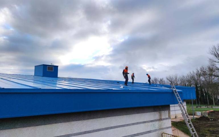 Tras repararse la cubierta, en la que el viento levantó unas chapas, la piscina ha vuelto a reabrir.