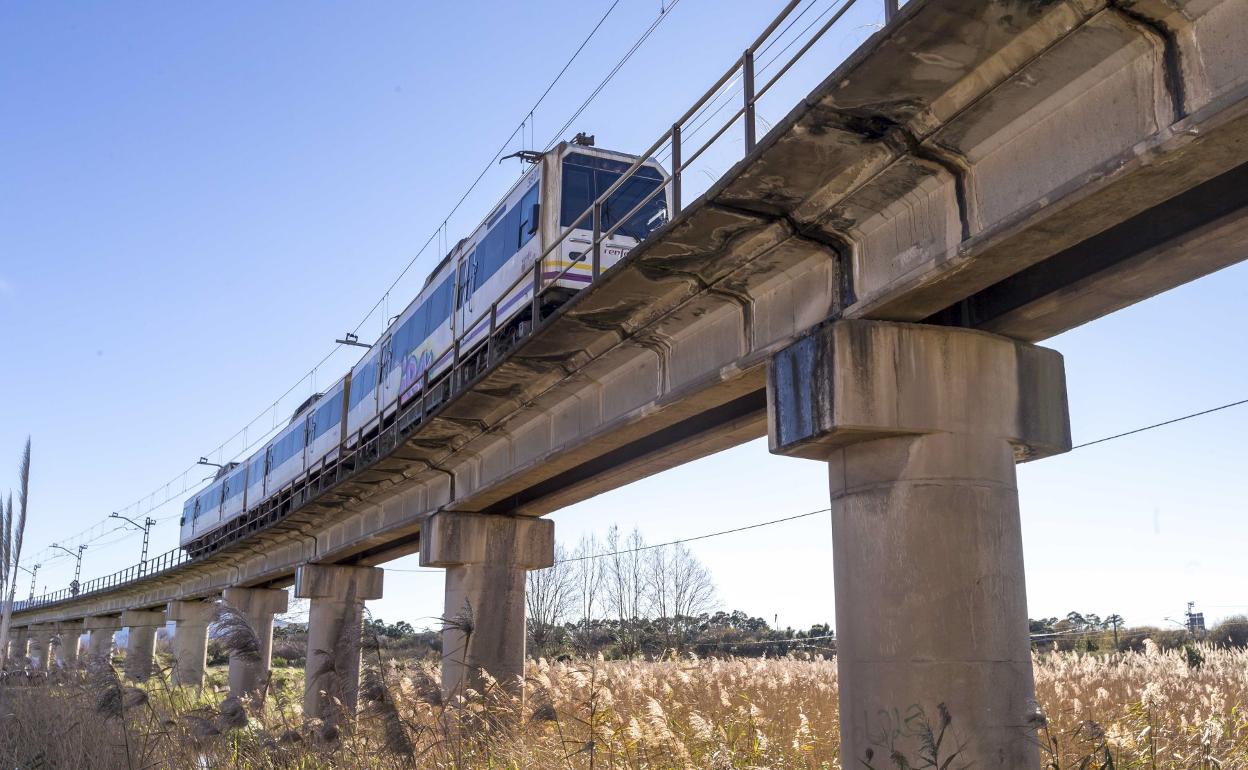 Un tren de Ancho Métrico (la antigua FEVE), a su paso ayer por el viaducto de Raos en el barrio de Nueva Montaña de Santander. 