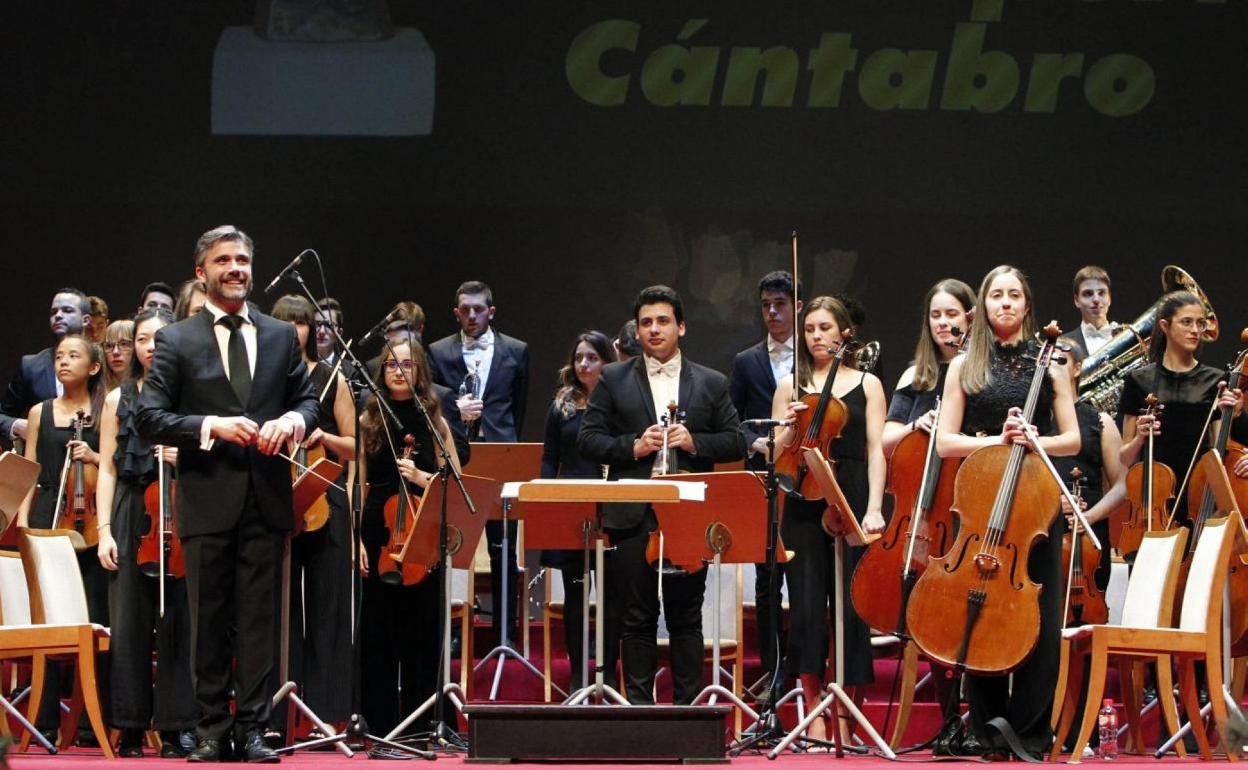 Músicos de la Sinfónica Juvenil, junto a su director Vicent Pelechano. 