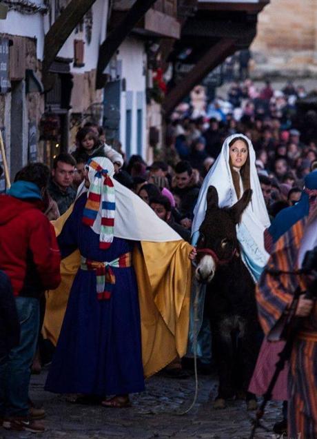 Imagen - San José y la Virgen María a lomos de la borriquita entran en Belén.