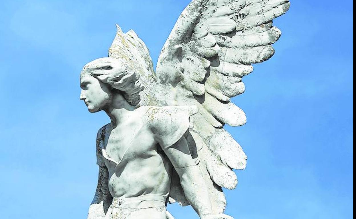 La monumental escultura de Josep Llimona, el Ángel protector, en el Cementerio parroquial. 