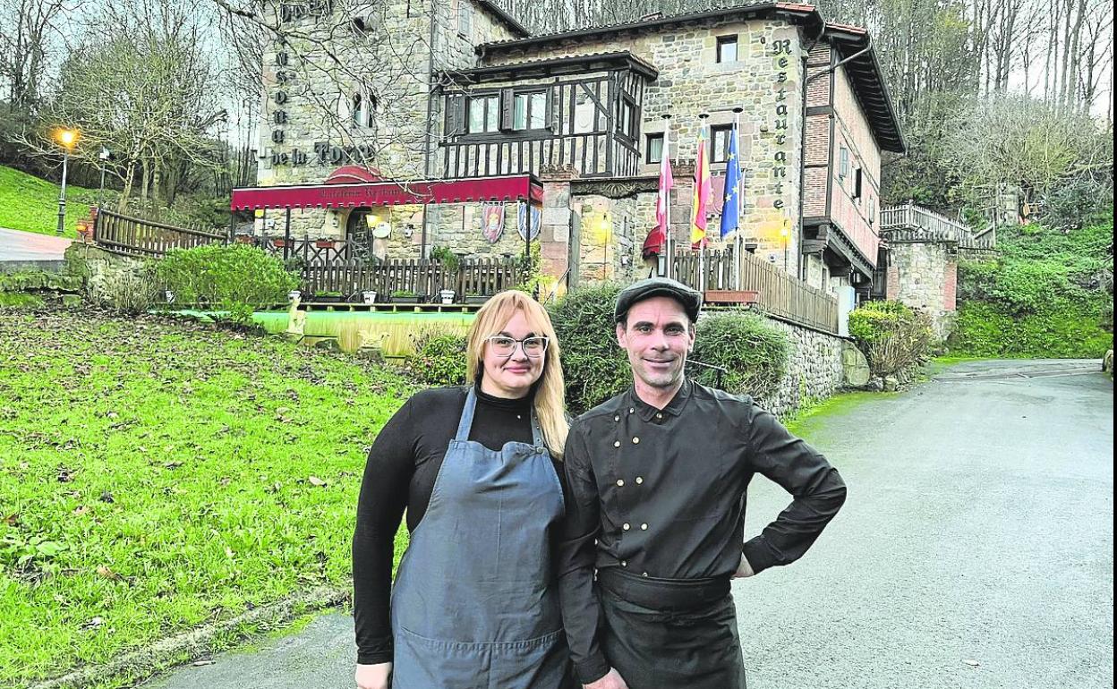 Kristina y Julien, con el edificio de piedra al fondo, dotado con ocho habitaciones. 