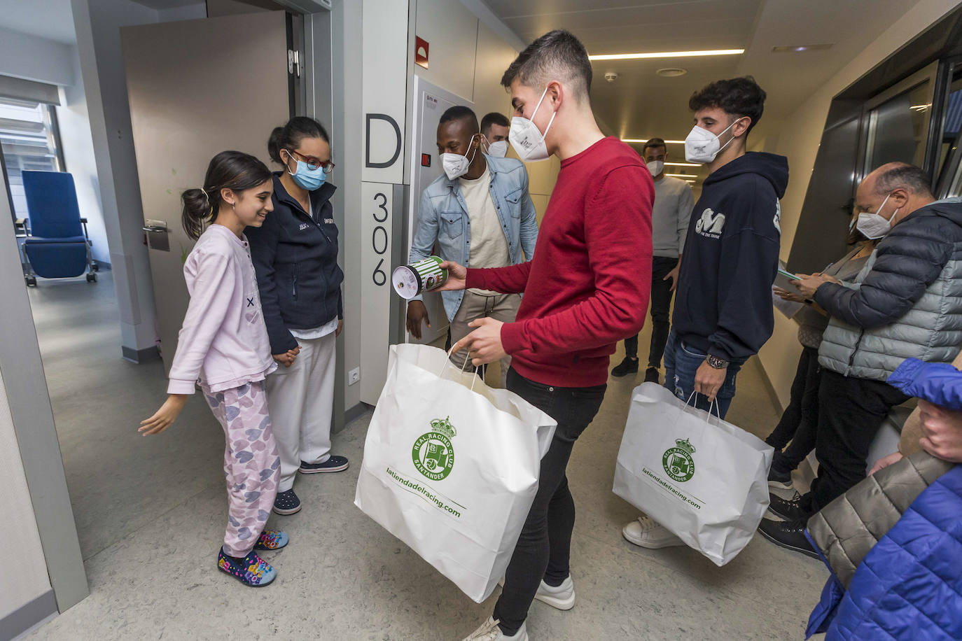 Los jugadores del Racing reparten regalos en la planta de pediatría del Hospital Valdecilla y en la Fundación Obra San Martín