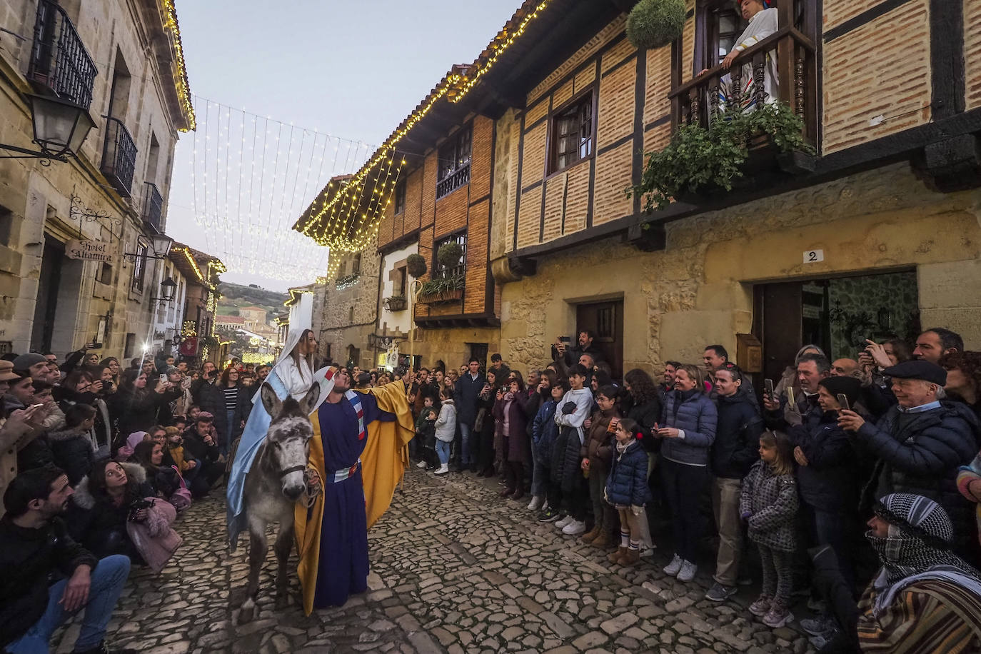 Fotos: Cabalgata de los Reyes Magos en Santillana del Mar