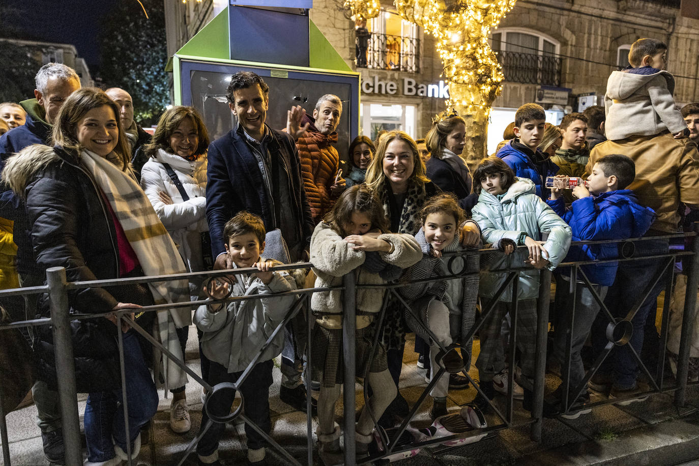 Los Magos de Oriente recorren Santander por calles rebosantes de pequeños y mayores deseosos de verlos de cerca tras dos años de restricciones.