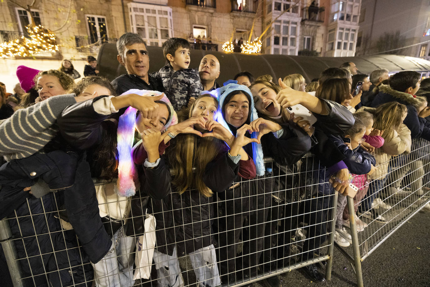 Los Magos de Oriente recorren Santander por calles rebosantes de pequeños y mayores deseosos de verlos de cerca tras dos años de restricciones.