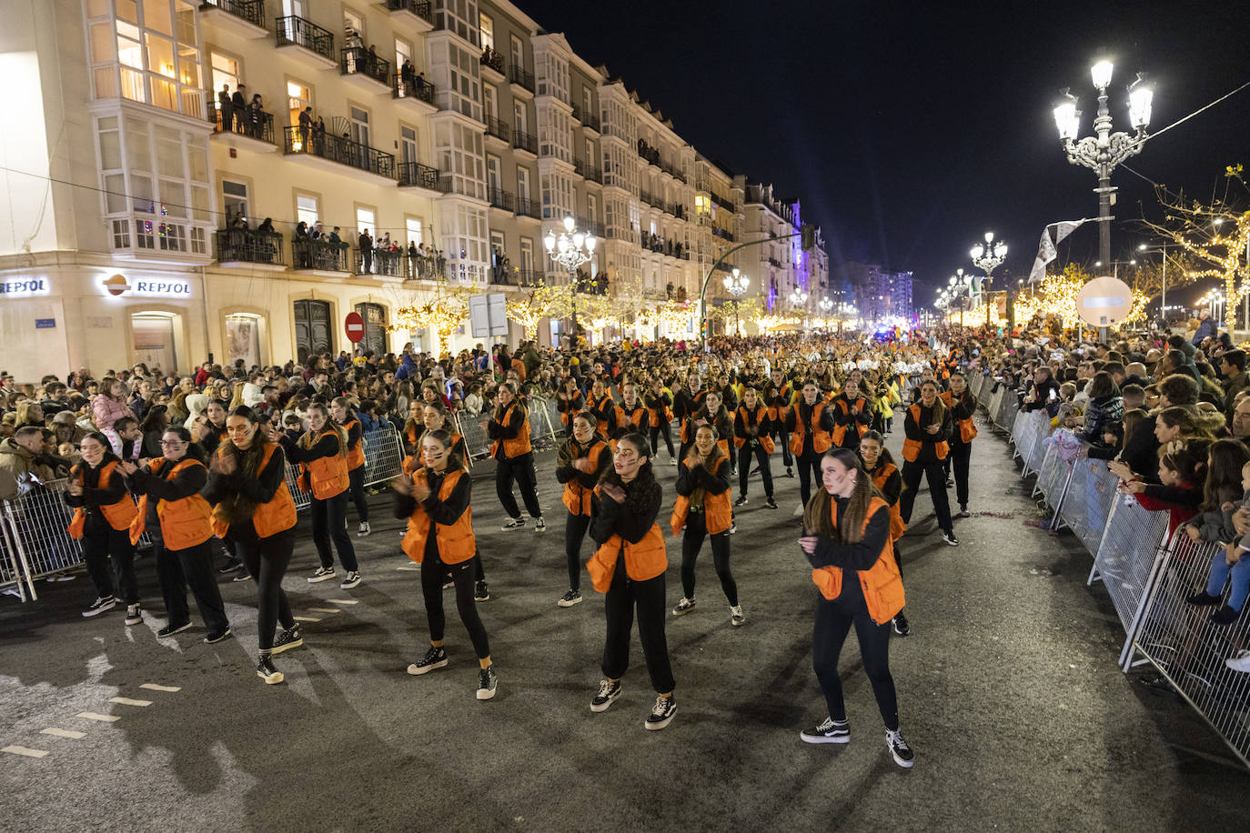 Los Magos de Oriente recorren Santander por calles rebosantes de pequeños y mayores deseosos de verlos de cerca tras dos años de restricciones.