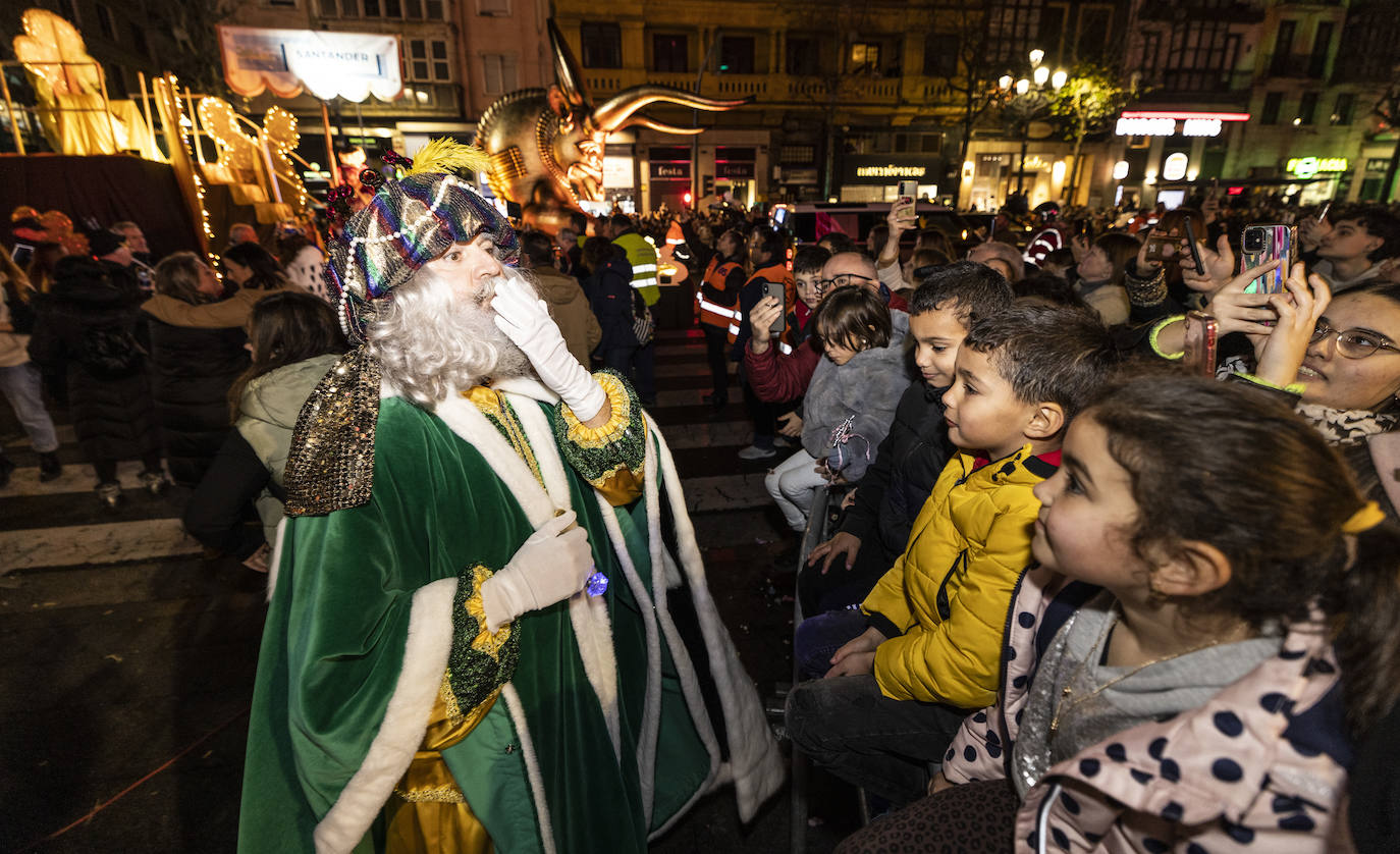 Los Magos de Oriente recorren Santander por calles rebosantes de pequeños y mayores deseosos de verlos de cerca tras dos años de restricciones.