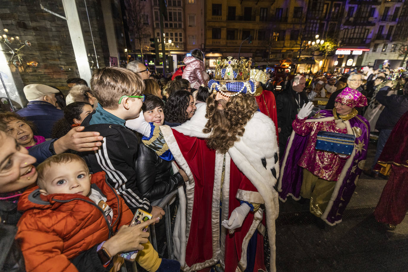 Los Magos de Oriente recorren Santander por calles rebosantes de pequeños y mayores deseosos de verlos de cerca tras dos años de restricciones.