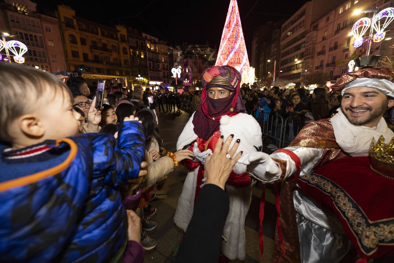 Los Magos de Oriente recorren Santander por calles rebosantes de pequeños y mayores deseosos de verlos de cerca tras dos años de restricciones.