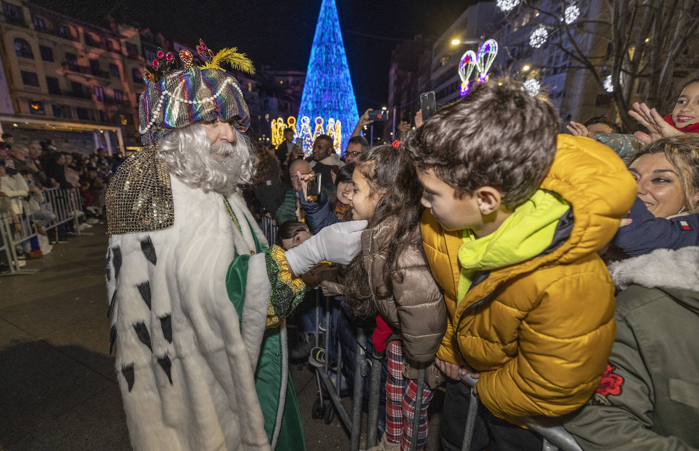 Los Magos de Oriente recorren Santander por calles rebosantes de pequeños y mayores deseosos de verlos de cerca tras dos años de restricciones.