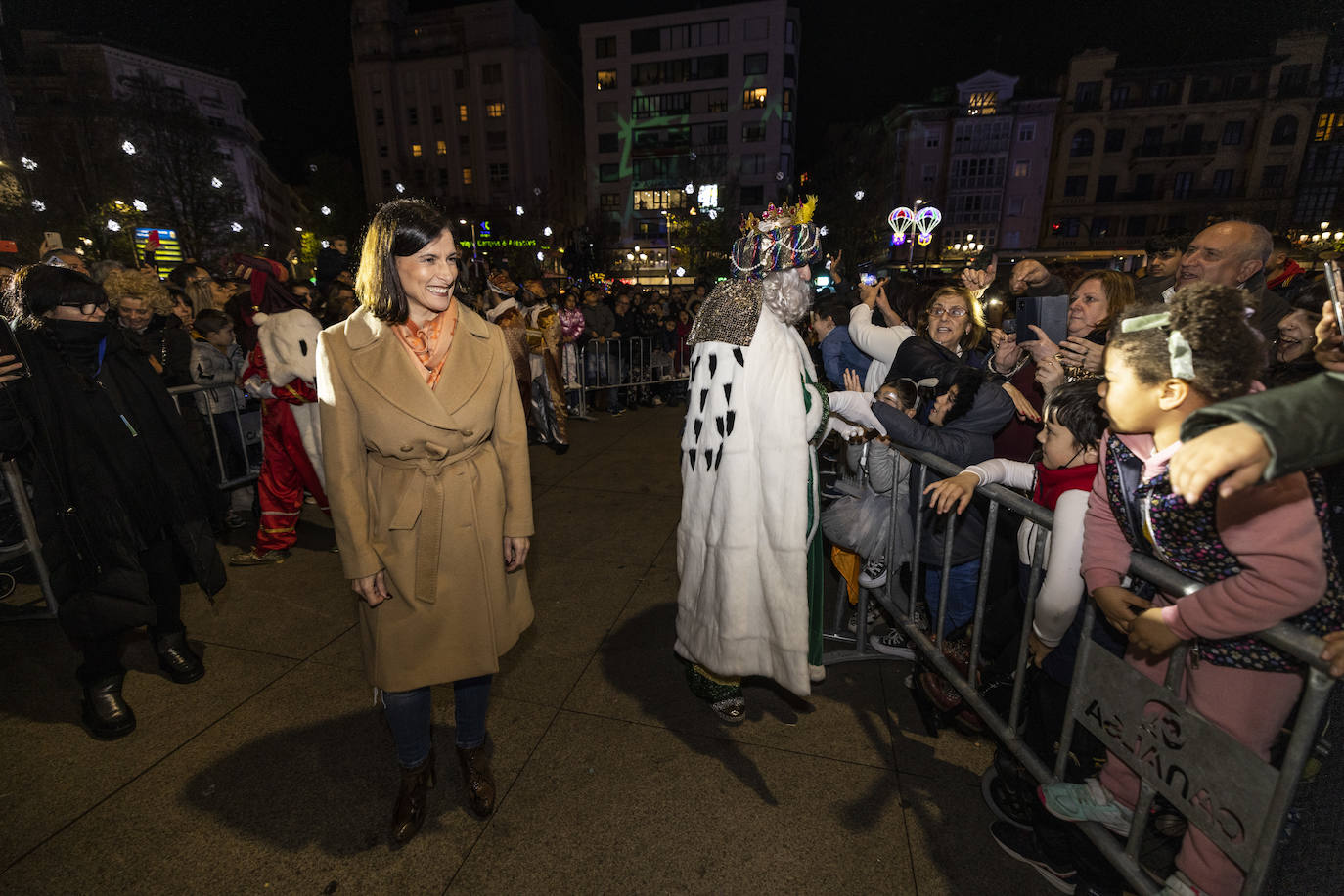 Los Magos de Oriente recorren Santander por calles rebosantes de pequeños y mayores deseosos de verlos de cerca tras dos años de restricciones.