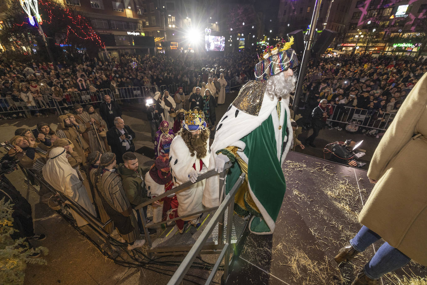 Los Magos de Oriente recorren Santander por calles rebosantes de pequeños y mayores deseosos de verlos de cerca tras dos años de restricciones.