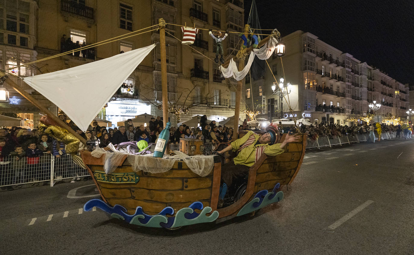 Los Magos de Oriente recorren Santander por calles rebosantes de pequeños y mayores deseosos de verlos de cerca tras dos años de restricciones.