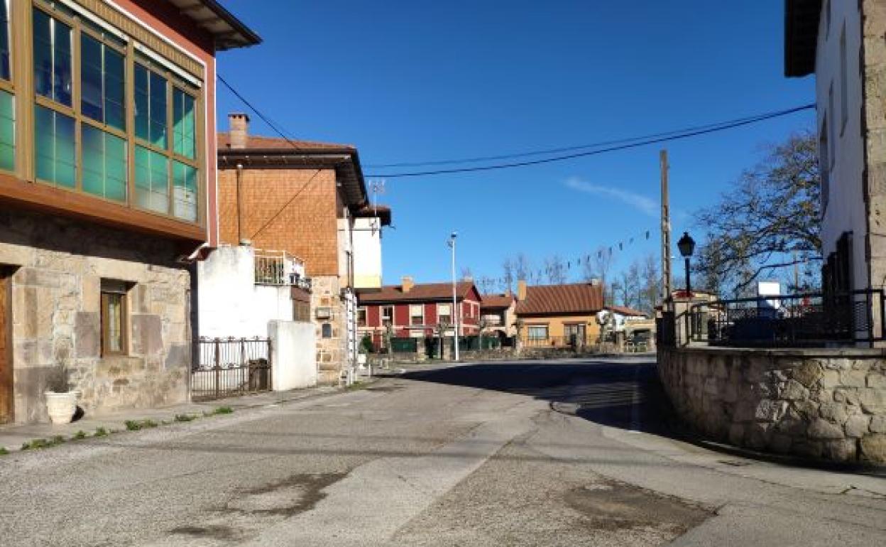 Intersección con la CA-618 en Santa María de Cayón que va a ser asfaltada. 