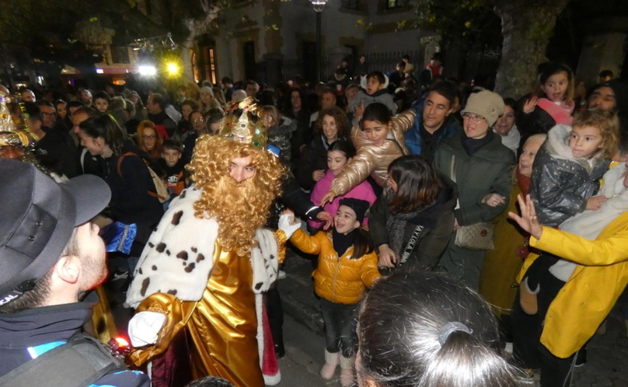 Sus Majestades desatan el delirio en la comarca del Asón