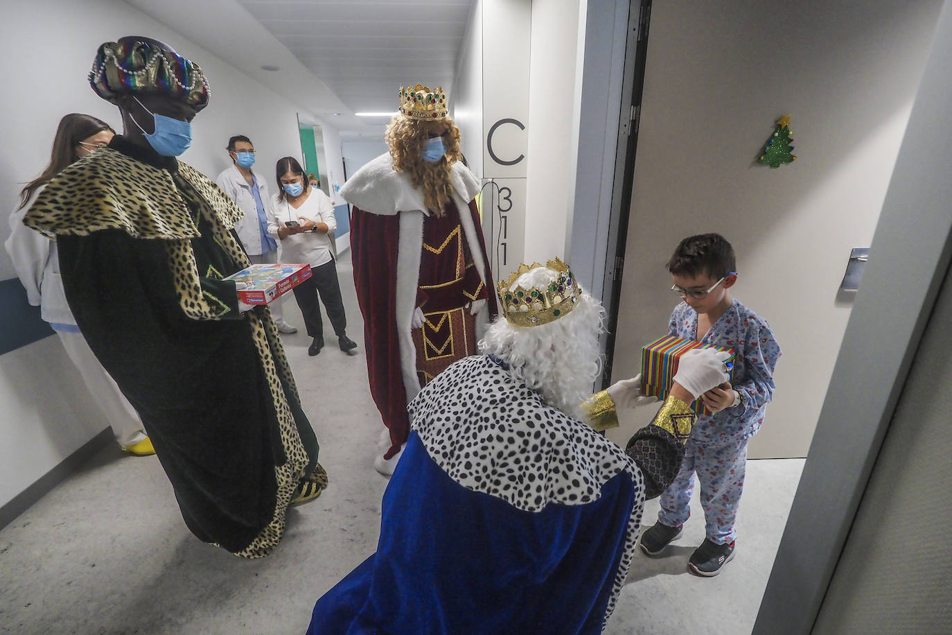 Fotos: Los Reyes Magos visitan a los niños ingresados en Valdecilla