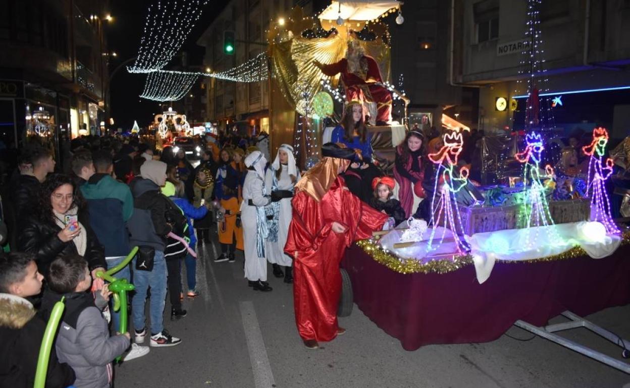 Los Reyes, cada uno en su carroza, fueron recibidos en el centro por miles de personas.