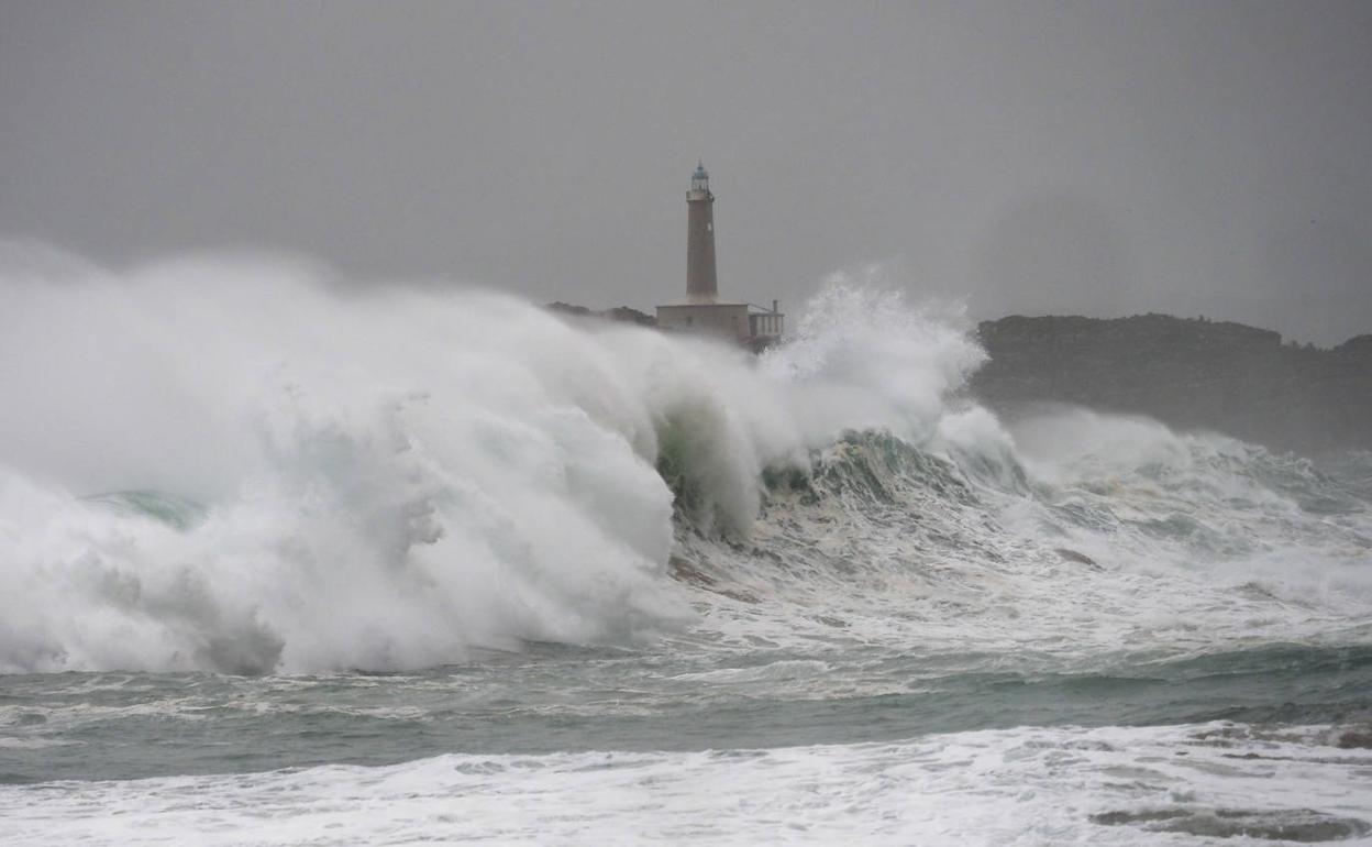 Las olas azotando este domingo con fuerza la Isla de Mouro, en Santander. sane