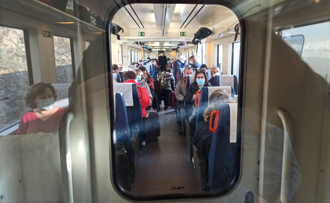 Los pasajeros han cruzado de un tren a otro mediante una pasarela y a las 10.30 horas (hora en la que se ha tomado la foto) todavía no habían vuelto a retomar el trayecto hacia Madrid.