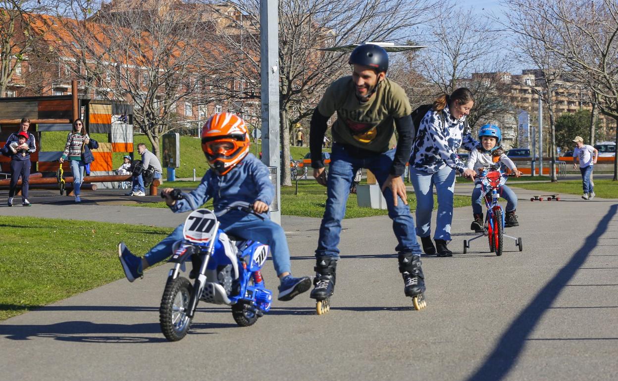 Las bicicletas nuevas protagonizaron ayer en el Parque de Las Llamas de Santander los juegos de las familias. 