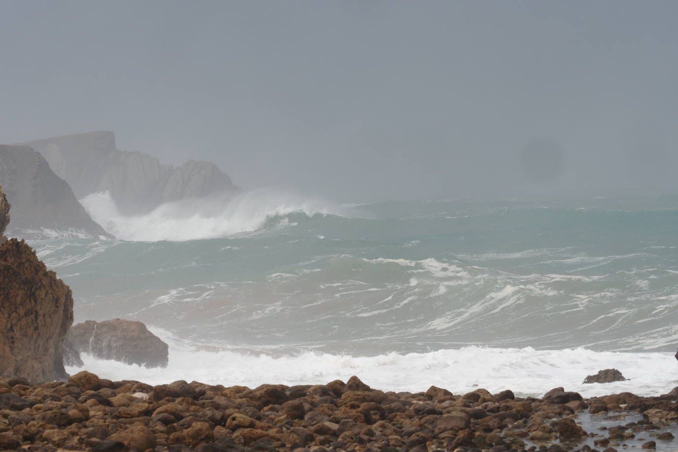 Las olas embisten los acantilados de la Virgen del MAr.