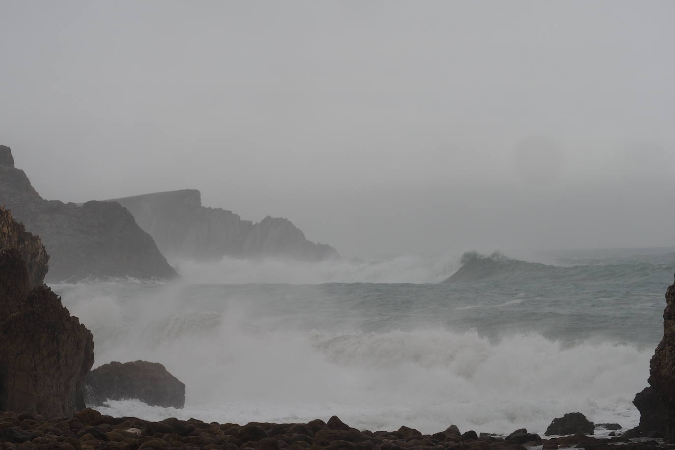 Las olas embisten los acantilados de la Virgen del MAr.