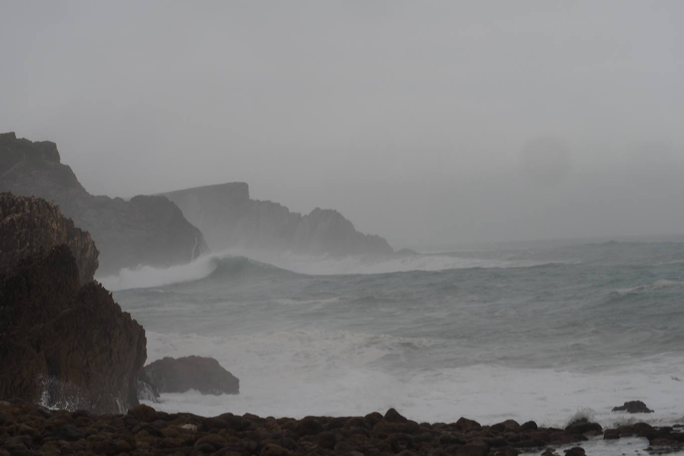 Las olas embisten los acantilados de la Virgen del MAr.