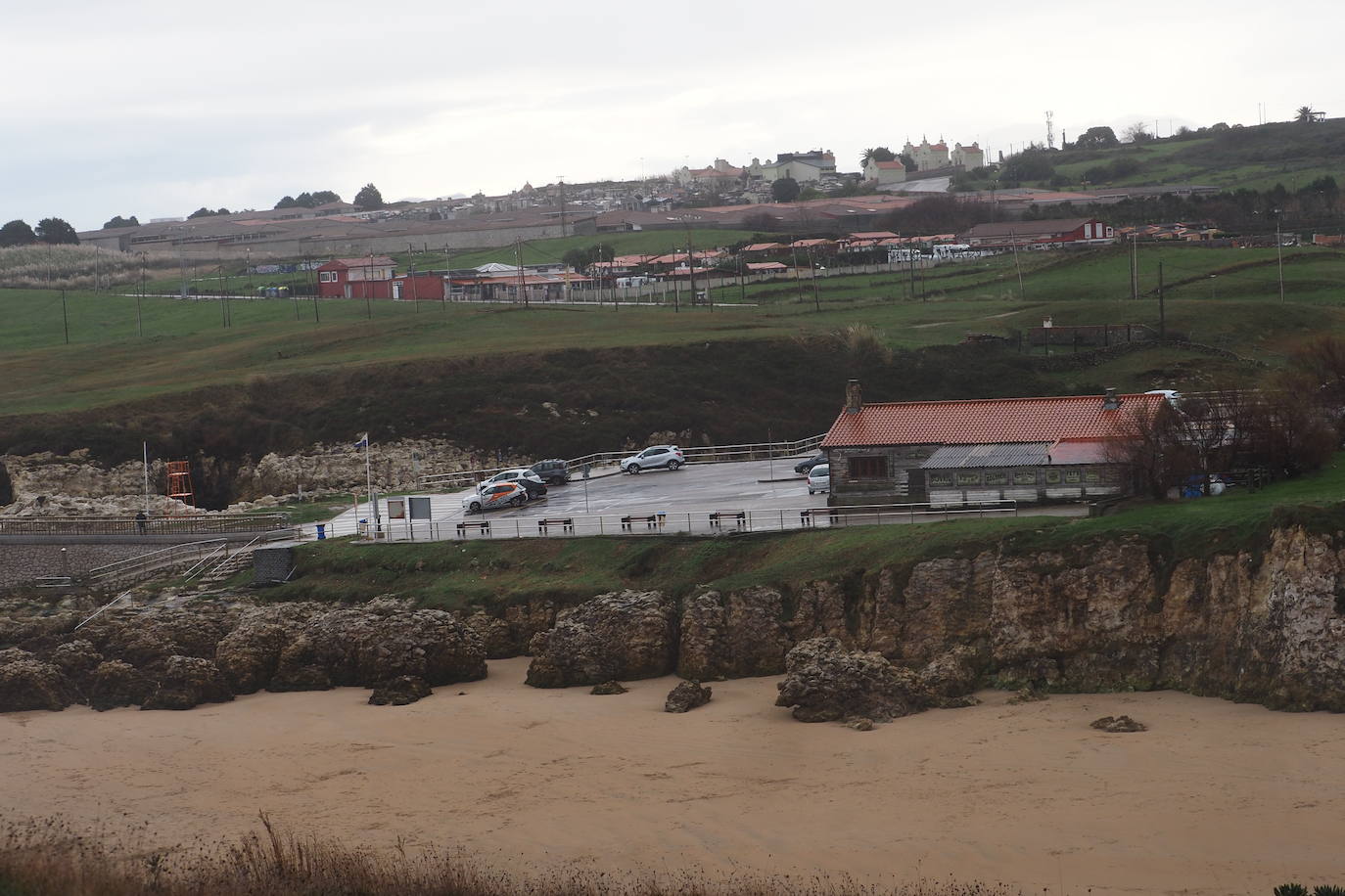 Las olas embisten los acantilados de la Virgen del MAr.