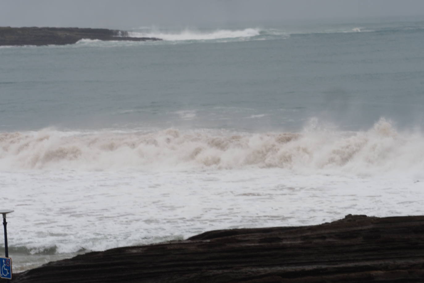 Las olas embisten los acantilados de la Virgen del MAr.